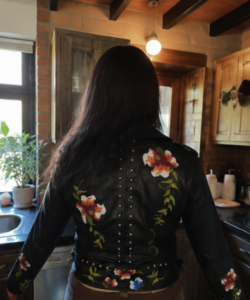 Chaqueta cuero estampado floral photo review